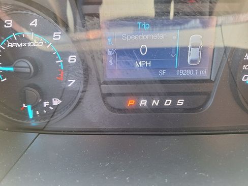 Used 2017 Ford Taurus SE image 6