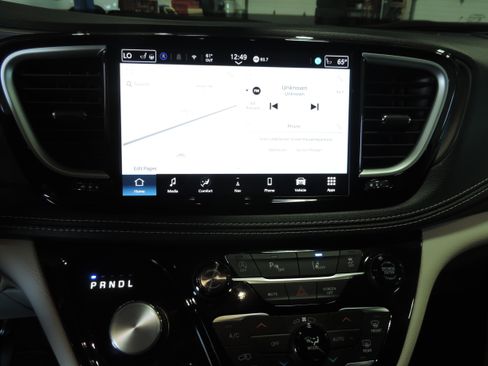 Used 2024 Chrysler Pacifica Touring-L AWD image 37