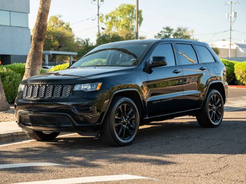 Used 2020 Jeep Grand Cherokee Altitude image 1