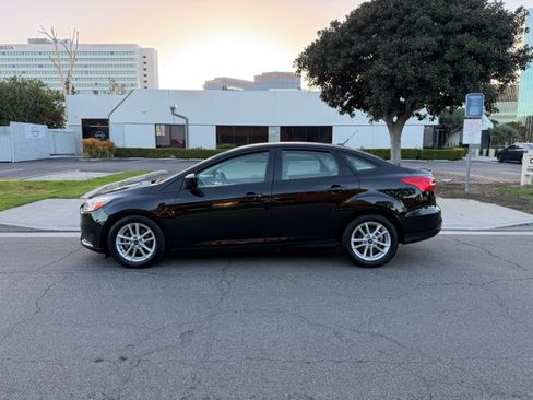 Used 2018 Ford Focus SE Sedan FWD image 2