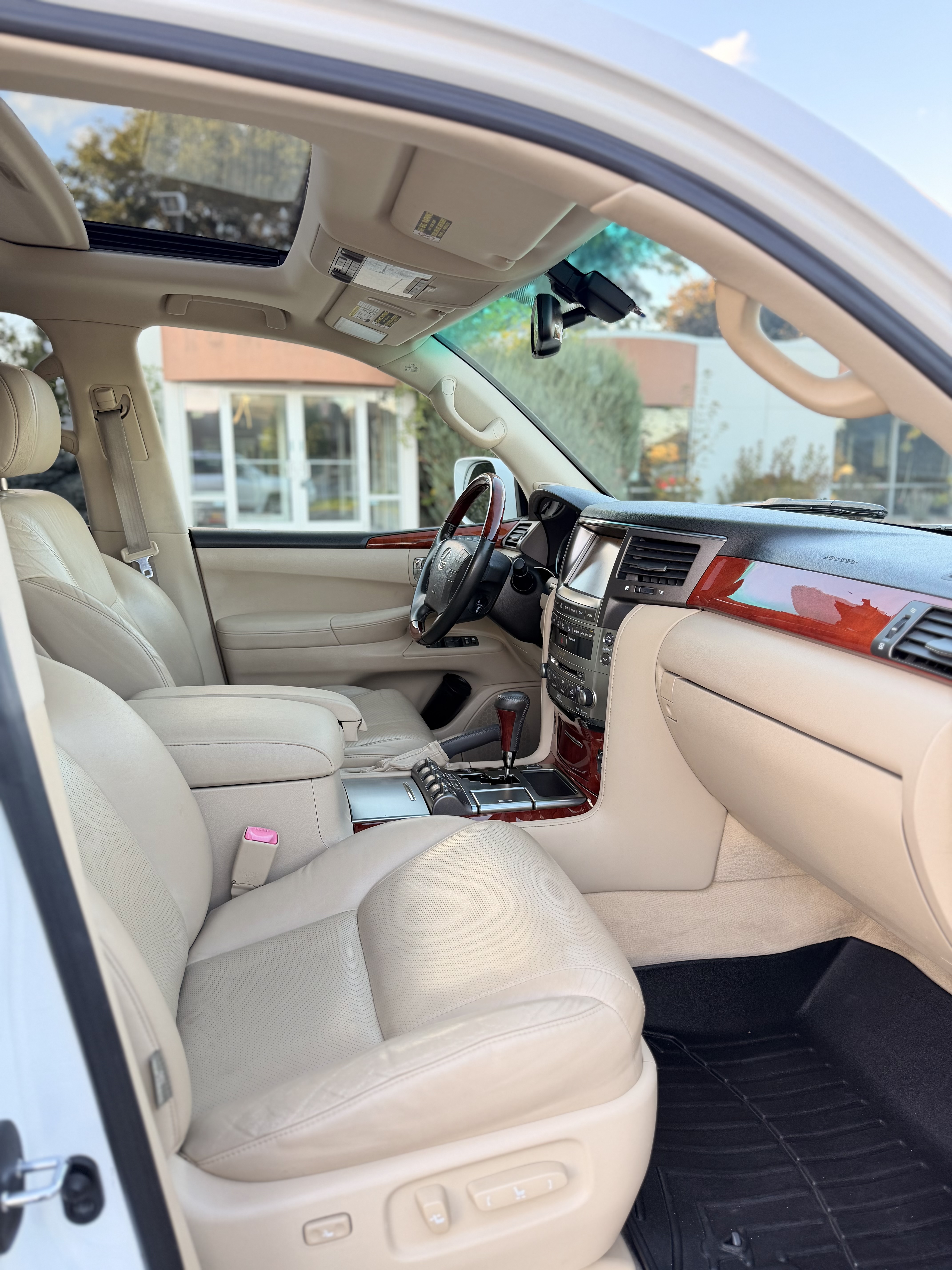 Used 2009 Lexus LX 570 4WD w/ 3rd Row & Luxury Pkg image 15