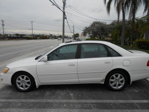 Used 2000 Toyota Avalon XLS image 2