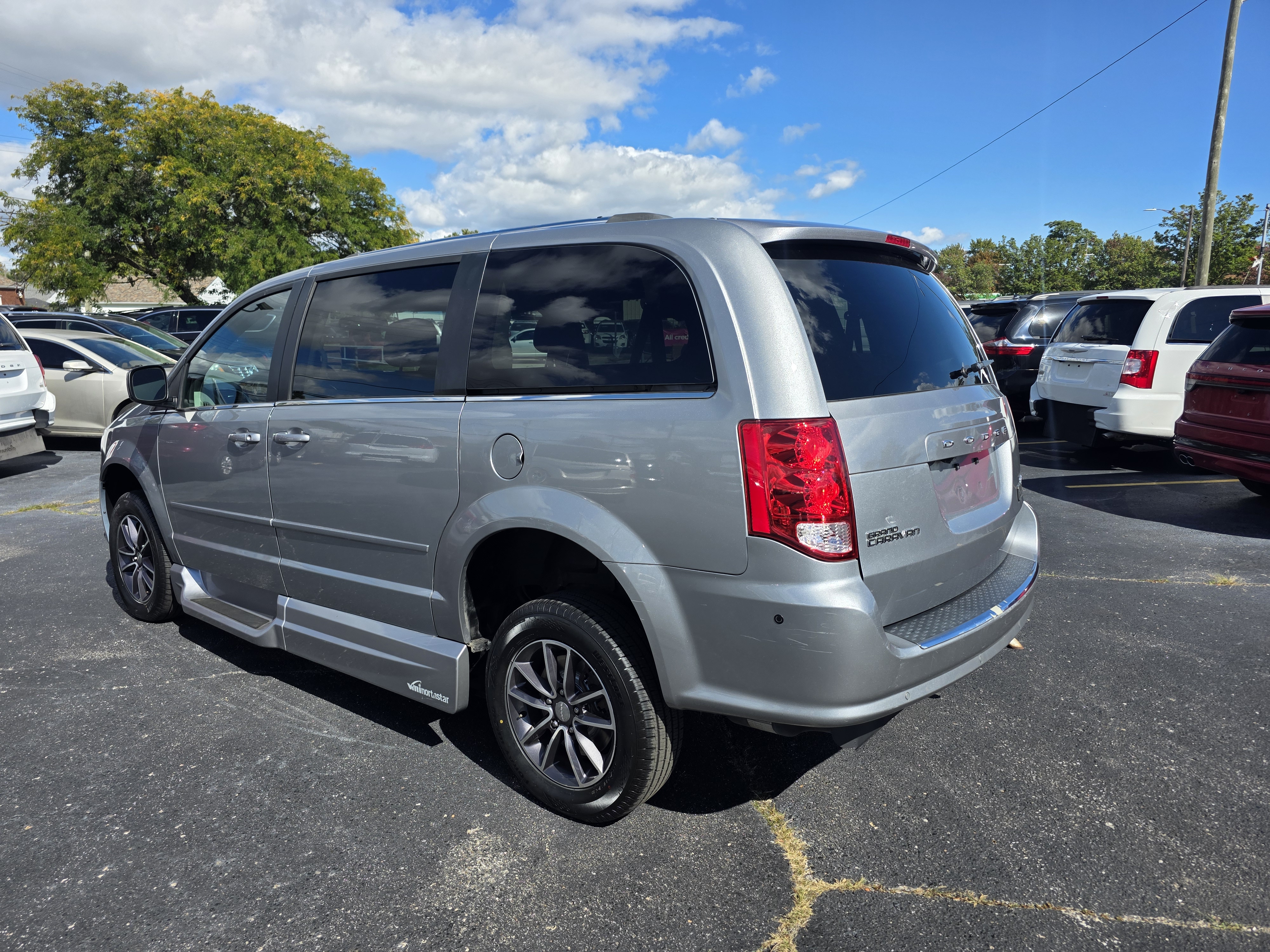 Used 2017 Dodge Grand Caravan SXT FWD image 9