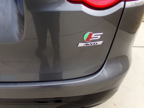 Used 2019 Jaguar F-PACE S image 19