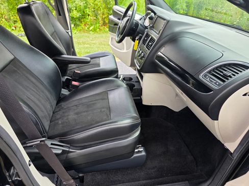 Used 2019 Dodge Grand Caravan SXT image 15