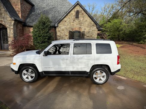 Used 2014 Jeep Patriot Sport image 2