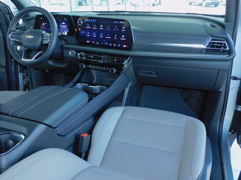 Used 2026 Chevrolet Traverse FWD LT image 4