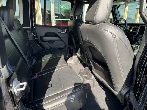 Used 2019 Jeep Wrangler 4WD Unlimited Sahara image 16