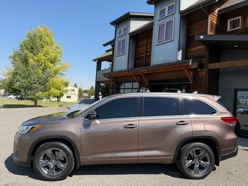 Used 2018 Toyota Highlander Limited Platinum image 2