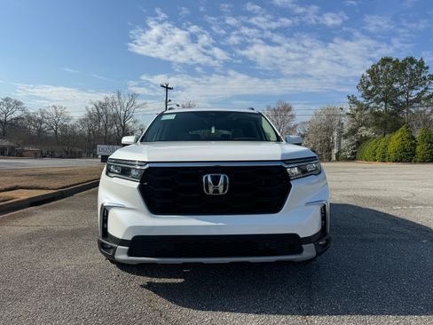 Used 2025 Honda Pilot Touring image 9
