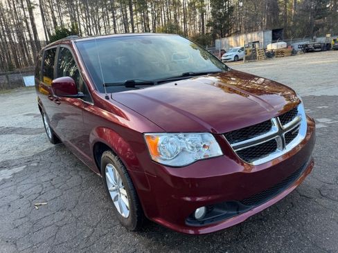 Used 2018 Dodge Grand Caravan SXT image 3