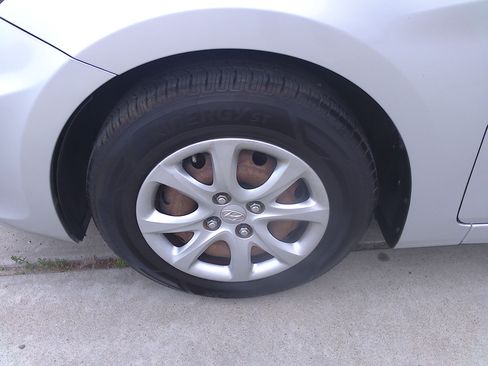 Used 2012 Hyundai Accent GLS image 27