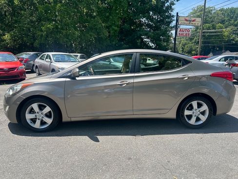 Used 2013 Hyundai Elantra Sedan FWD image 2