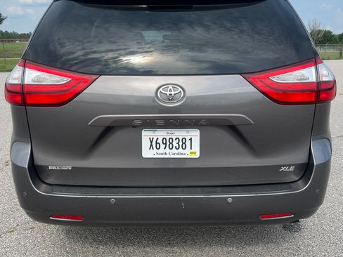 Used 2017 Toyota Sienna XLE Minivan FWD image 6