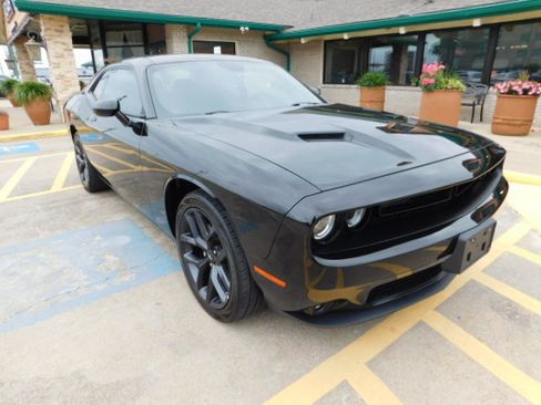 Used 2022 Dodge Challenger SXT RWD image 1