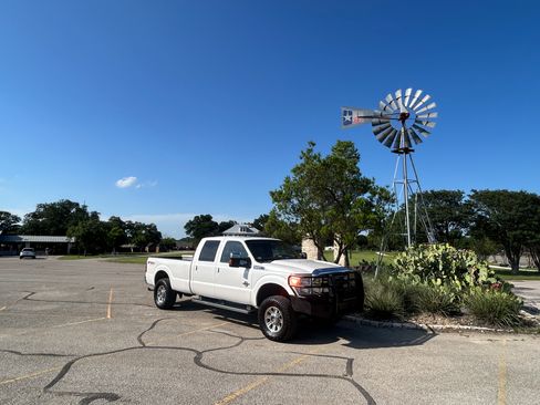 Used 2011 Ford F350 4x4 Crew Cab Lariat w/ FX4 Pkg image 9
