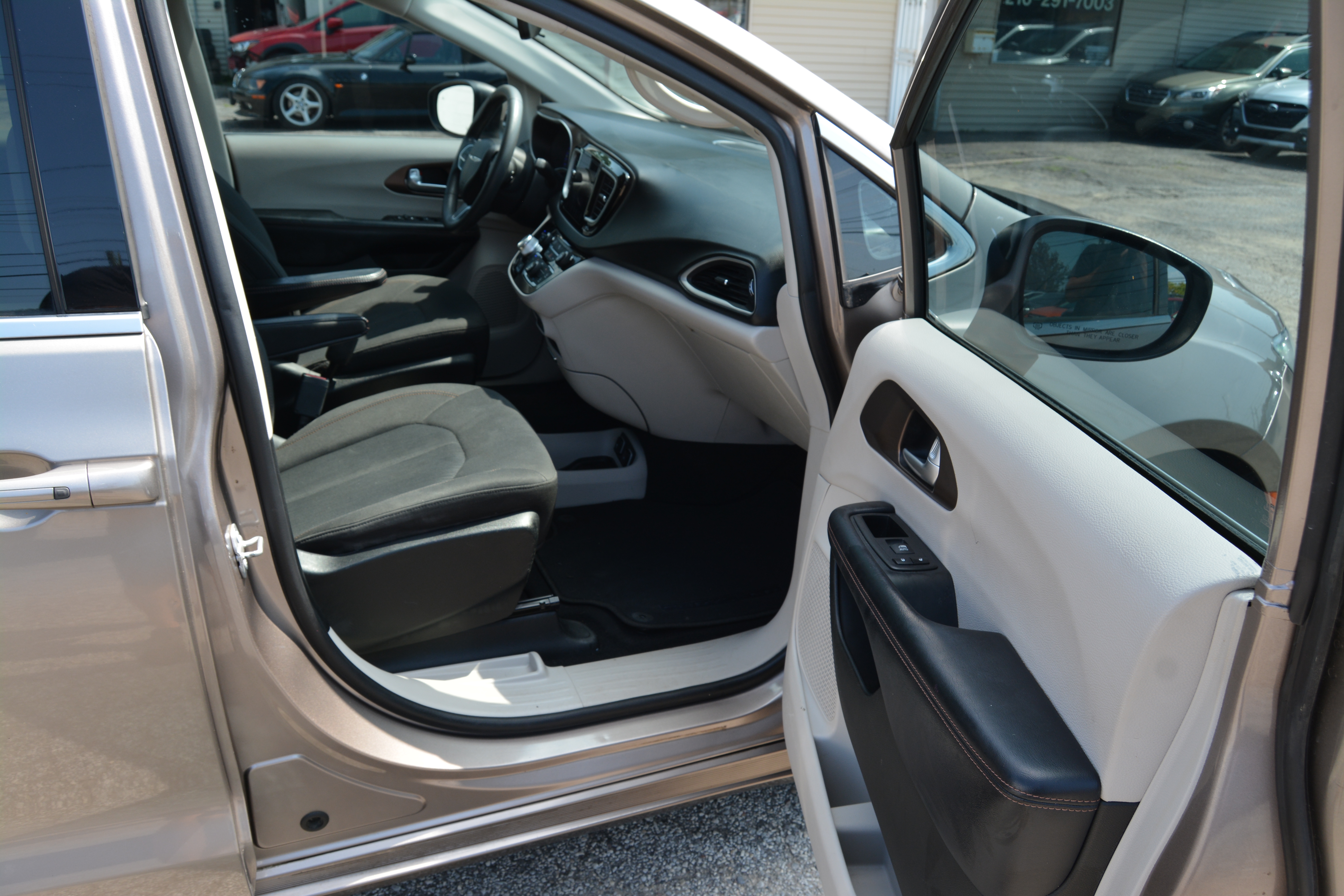 Used 2017 Chrysler Pacifica Touring FWD image 18