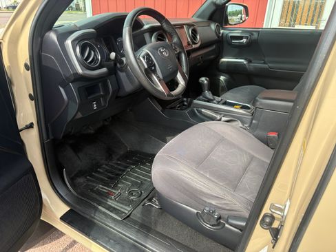 Used 2017 Toyota Tacoma 4x4 Access Cab image 9