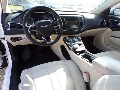 Used 2015 Chrysler 200 Limited image 9