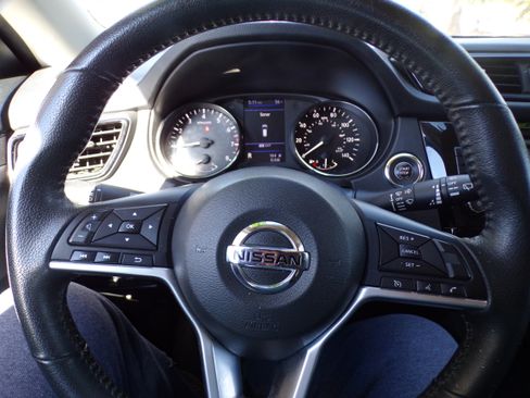 Used 2020 Nissan Rogue SV image 8