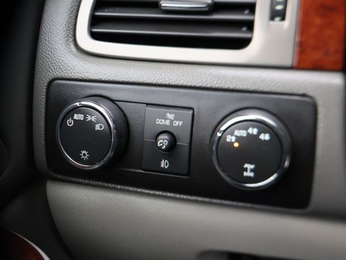 Used 2014 Chevrolet Suburban LTZ image 23