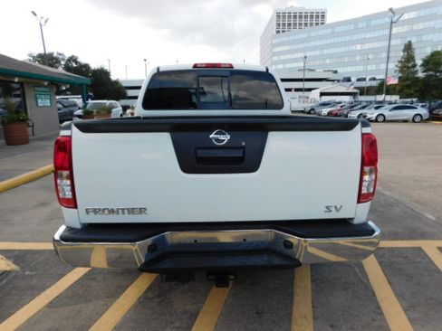 Used 2018 Nissan Frontier 2WD Crew Cab image 6