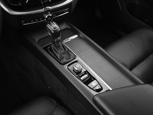 Used 2019 Volvo XC60 T5 Momentum w/ Multimedia Package image 22