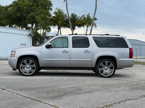 Used 2007 Chevrolet Suburban LT RWD image 2