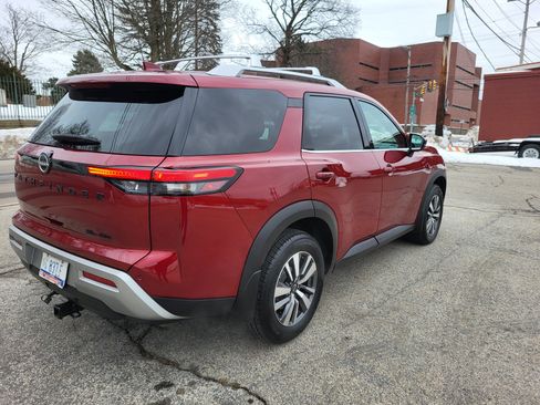 Used 2024 Nissan Pathfinder SL image 6