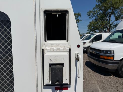 Used 2016 Ford E-350 and Econoline 350 Super Duty RWD image 8