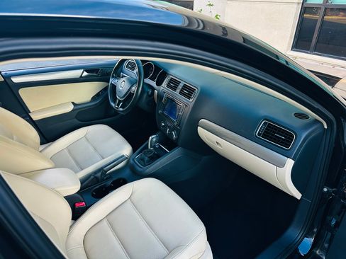 Used 2017 Volkswagen Jetta SEL w/ Cold Weather Package FWD image 16