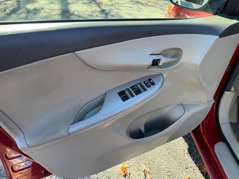 Used 2010 Toyota Corolla LE image 9