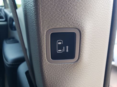 Used 2023 Chrysler Voyager LX image 22