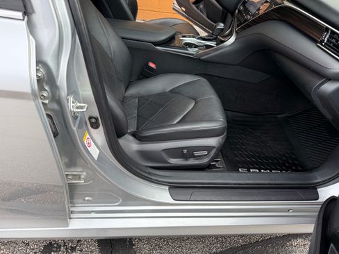 Used 2018 Toyota Camry XLE image 12