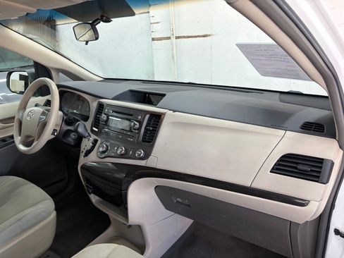 Used 2011 Toyota Sienna UNAVAIL FWD image 18