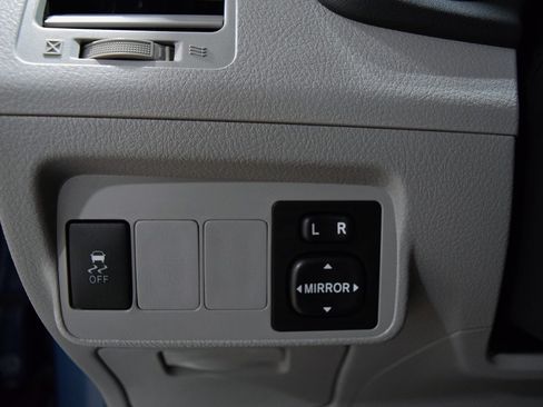 Used 2013 Toyota Corolla LE image 25