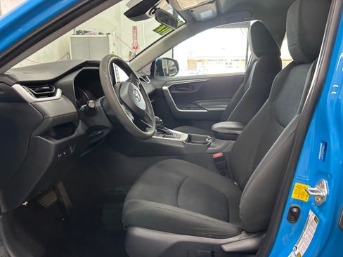Used 2019 Toyota RAV4 LE image 10