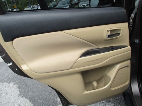 Used 2018 Mitsubishi Outlander 4WD SE image 19