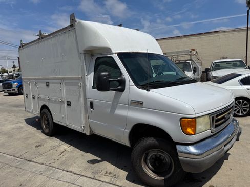 Used 2006 Ford E-350 and Econoline 350 Super Duty RWD image 3