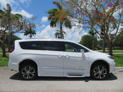 Used 2022 Chrysler Pacifica Pinnacle FWD image 5