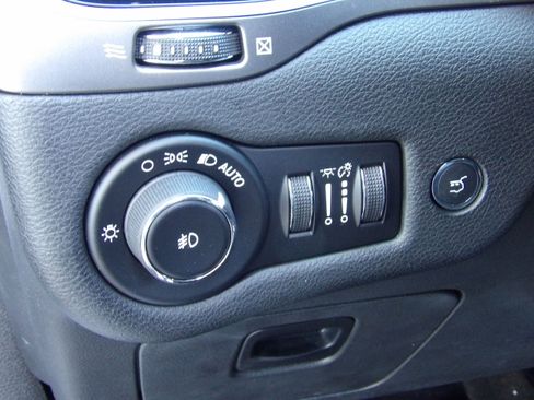Used 2019 Jeep Cherokee 4WD Overland image 32
