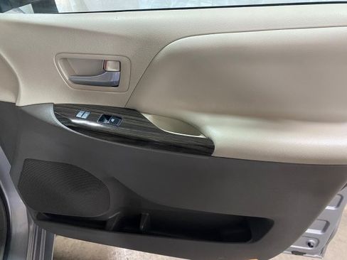 Used 2017 Toyota Sienna XLE Minivan FWD image 28