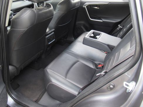 Used 2019 Toyota RAV4 Limited image 18