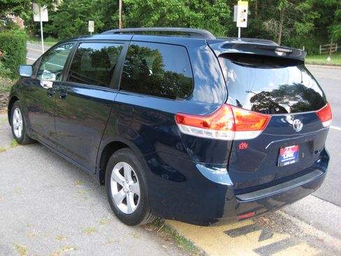 Used 2011 Toyota Sienna LE FWD image 5