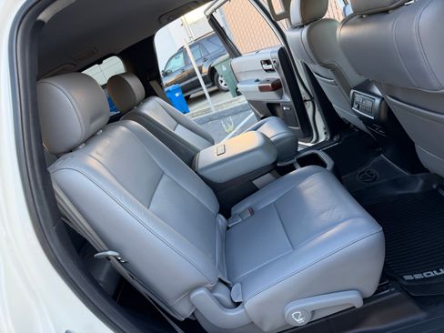 Used 2014 Toyota Sequoia Platinum image 24