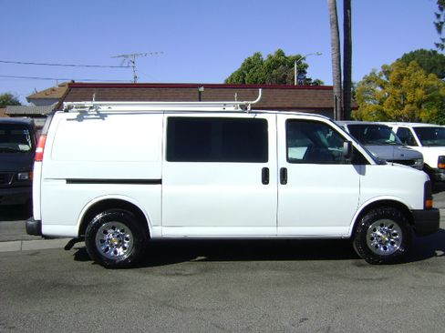 Used 2011 Chevrolet Express 1500 image 2