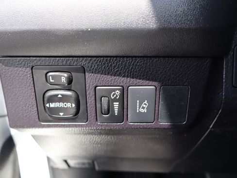 Used 2018 Toyota RAV4 LE FWD image 19