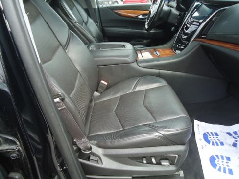 Used 2015 Cadillac Escalade Luxury image 8