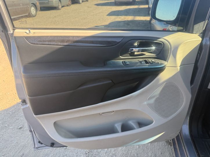 Used 2017 Dodge Grand Caravan SE FWD image 4