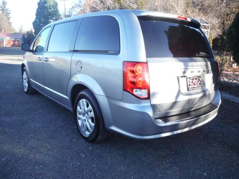 Used 2018 Dodge Grand Caravan SE image 3